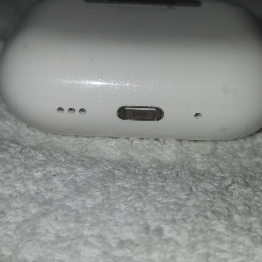 Apple AirPods Pro (3rd Gen) (A3122) MagSafe Charging Case ONLY - White - Picture 5 of 5